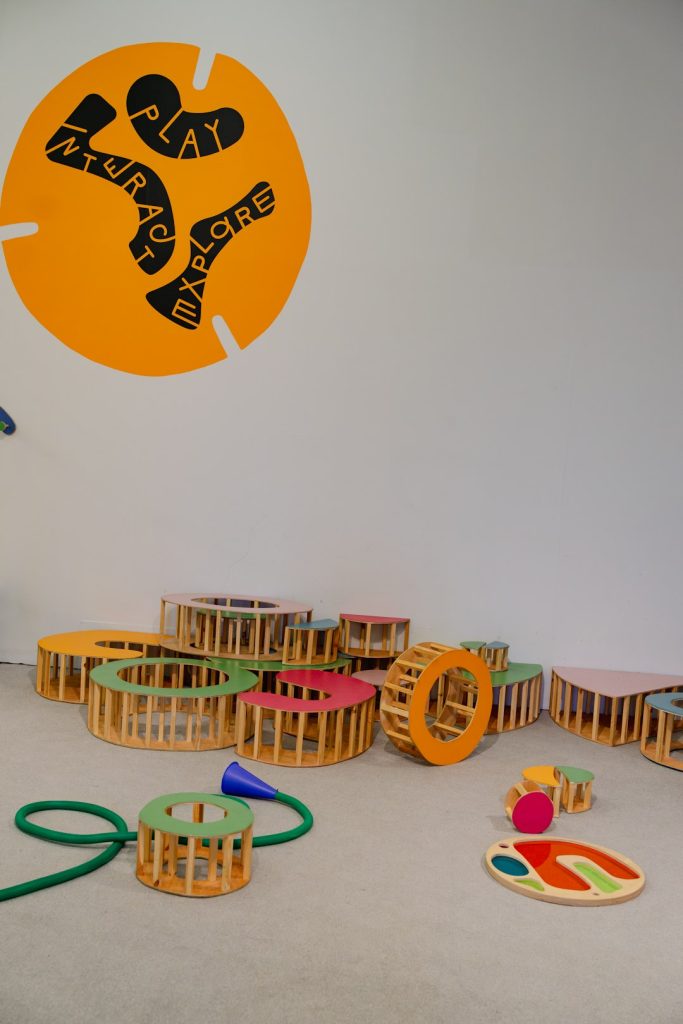 a-room-filled-with-lots-of-wooden-toys-ktxvx6dy0j4